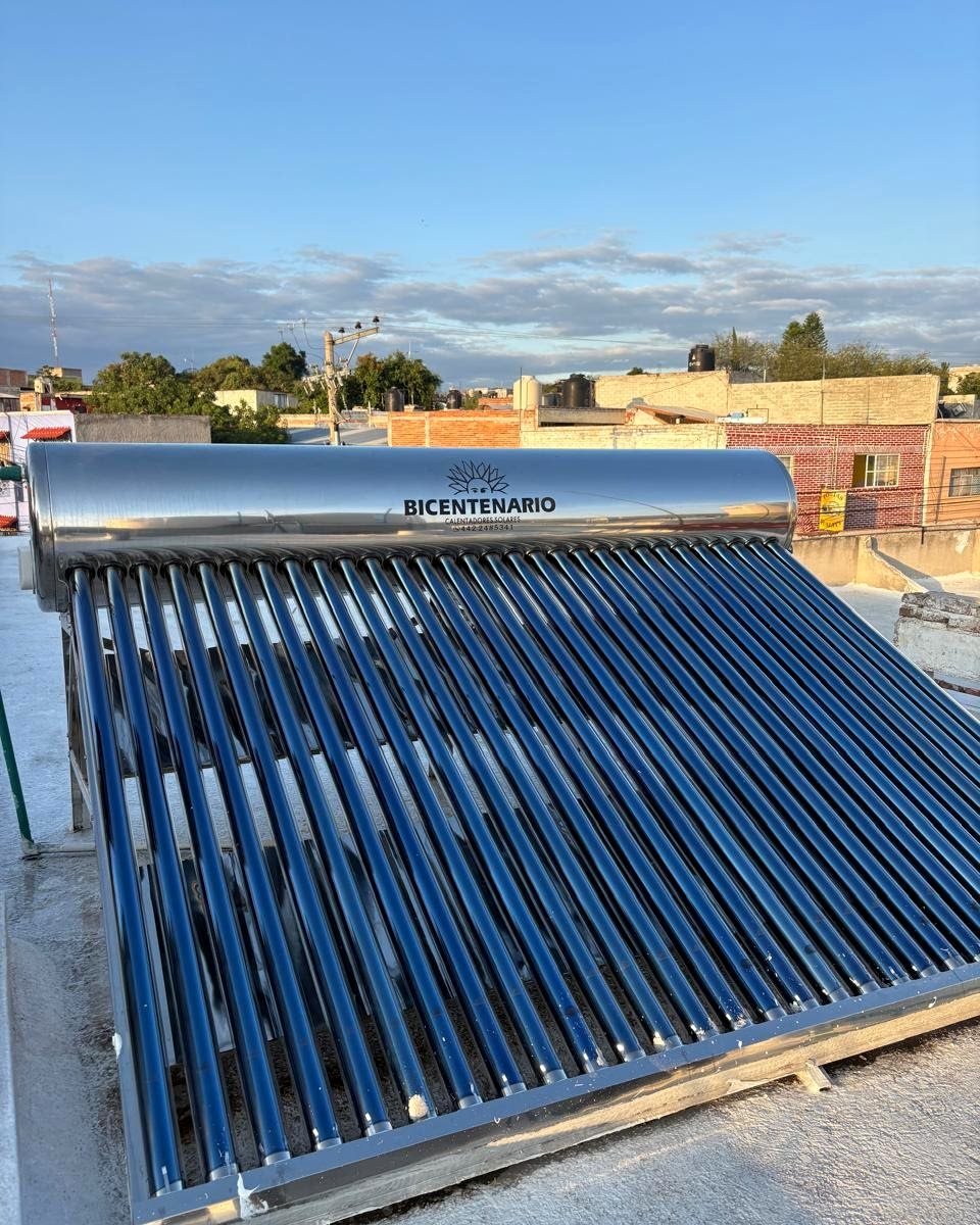 Calentador solar Bicentenario en una azotea al atardecer