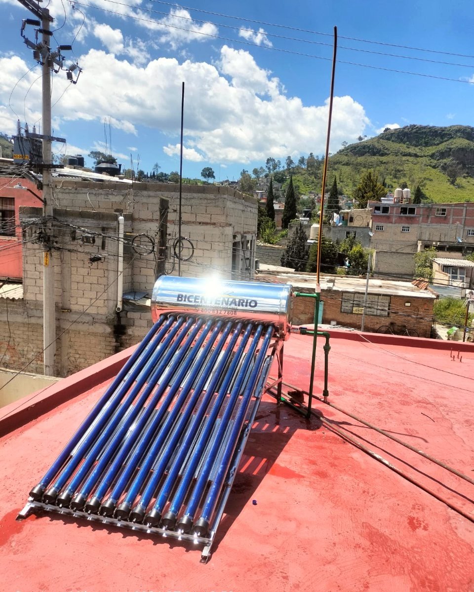 Calentador solar Bicentenario instalado en una azotea