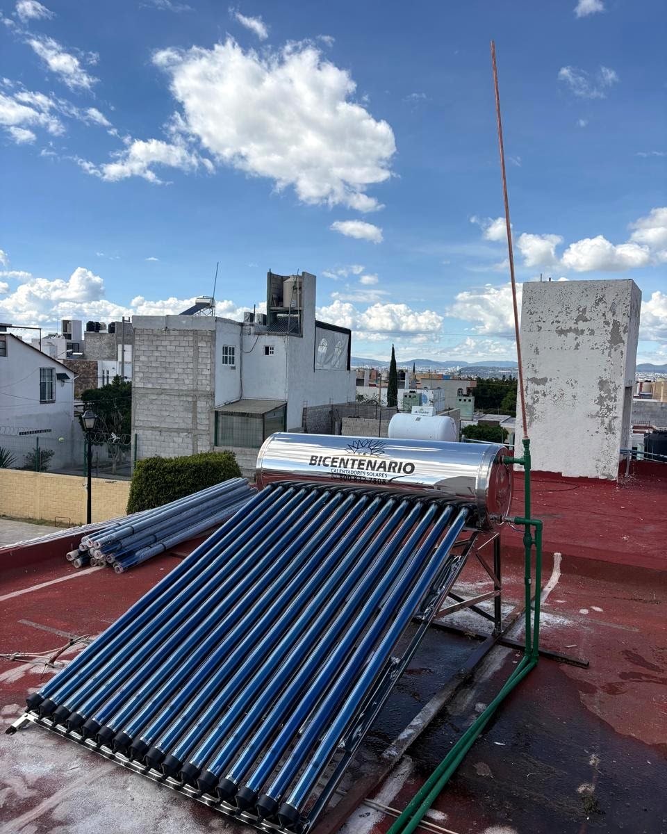 Calentador solar de baja presión BTS-16 instalado por Bicentenario