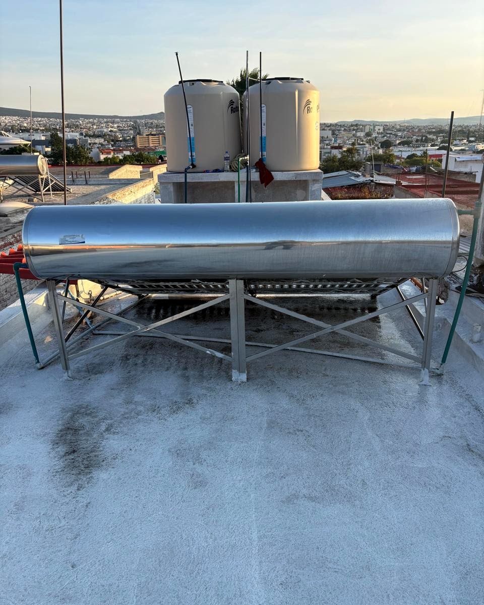 Calentador solar Bicentenario instalado junto a los tinacos de una azotea