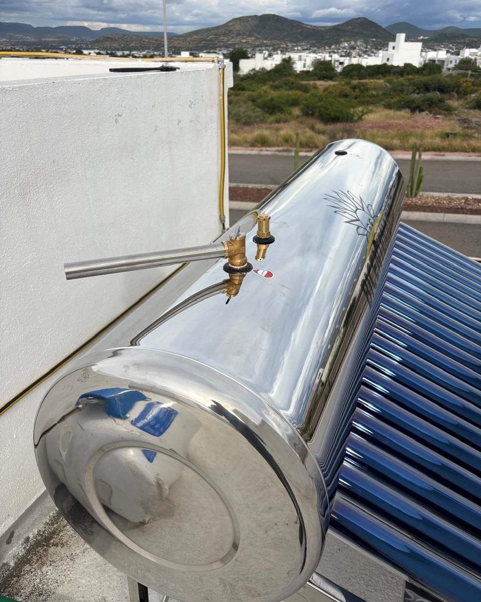 Tanque de acero inoxidable de un calentador solar HTS-20 con sus conexiones
